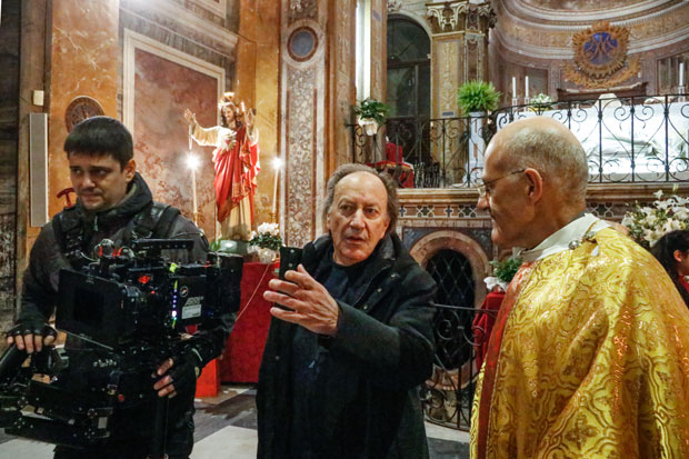 Свет тоне у ксенофобију